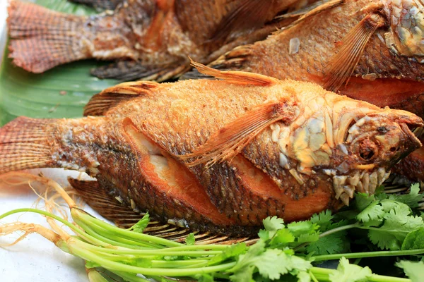 Peixe frito no mercado — Fotografia de Stock