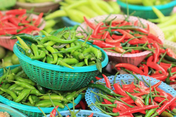 Rode chili op de markt — Stockfoto