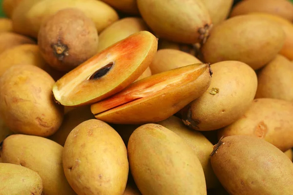 Sapodilla frukt högen i bakgrunden. — Stockfoto