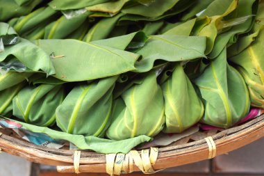 Köri ezmeli haşlanmış balık.