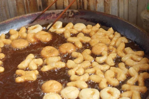 Frittierter Teig klebt an der Pfanne — Stockfoto