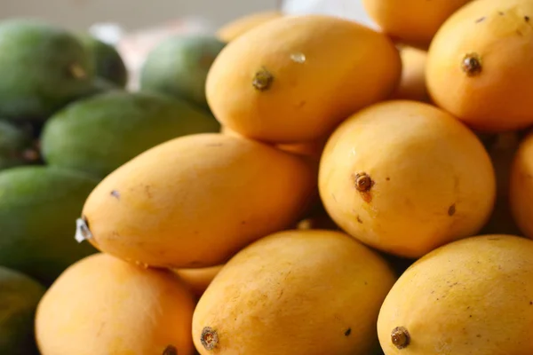 Rijpe mango op de markt — Stockfoto