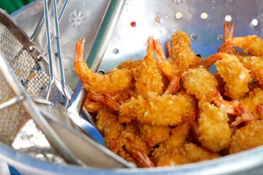 Japon mutfağı - mutfakta kızarmış tempura karides.