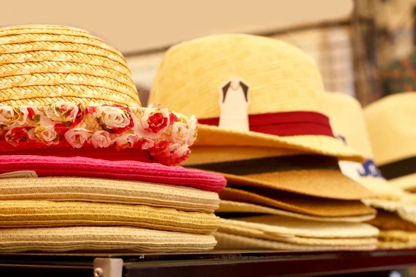 Шляпы укладываются на продажу на рынке — стоковое фото