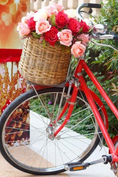 Vacker ros konstgjorda blommor i vintage cykel — Stockfoto