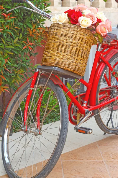 Hermoso de rosa flores artificiales en bicicleta vintage —  Fotos de Stock