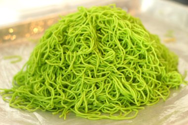 un ve çiğ yumurta noodles