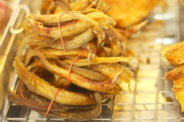 piyasada kızarmış balık