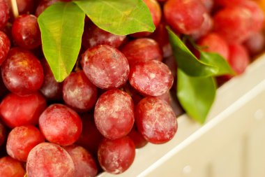 Pazarda taze üzümler