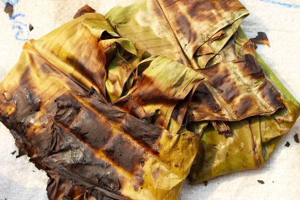 yapışkan pirinç sarılmış muz yaprakları ızgara