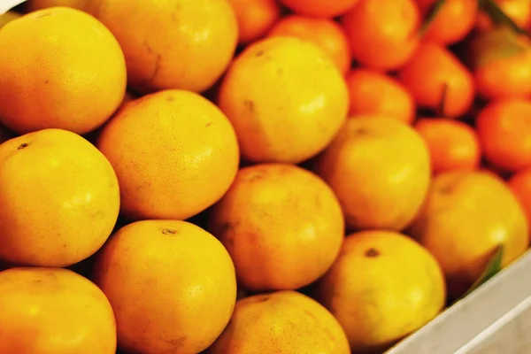 Фрукты апельсина на рынке — стоковое фото