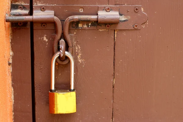 Fechadura chave portões madeira vintage — Fotografia de Stock