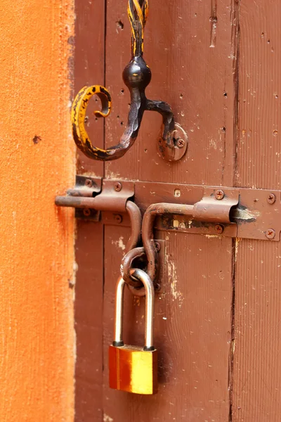 Ключ замок ворота деревянные винтажные — стоковое фото