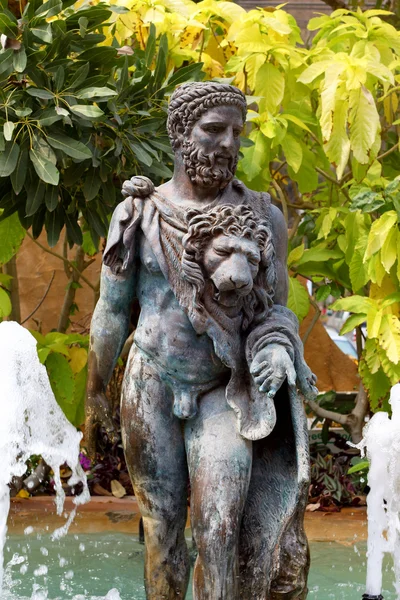 Centrale fontein standbeeld van een god — Stockfoto