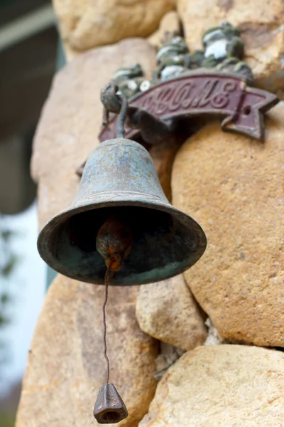 Campana dorada en jardín vintage — Foto de Stock