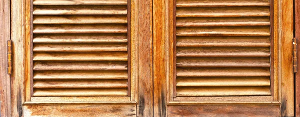 Janela vintage marrom e parede de tijolo — Fotografia de Stock