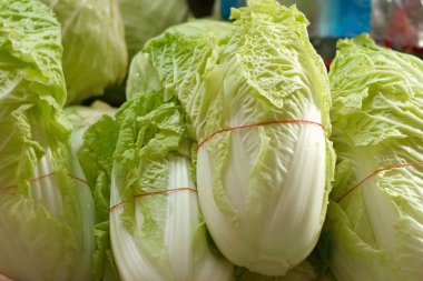 Pazarda taze lahana.