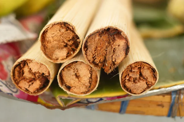 Arroz glutinoso torrado em bambu — Fotografia de Stock