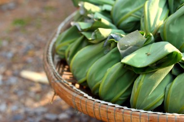 Köri ezmeli haşlanmış balık.