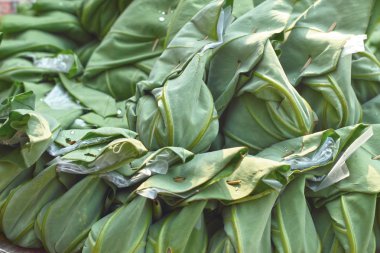 Köri ezmeli haşlanmış balık.