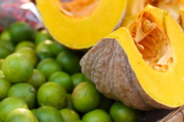 piyasada limon ve taze sarı kabak