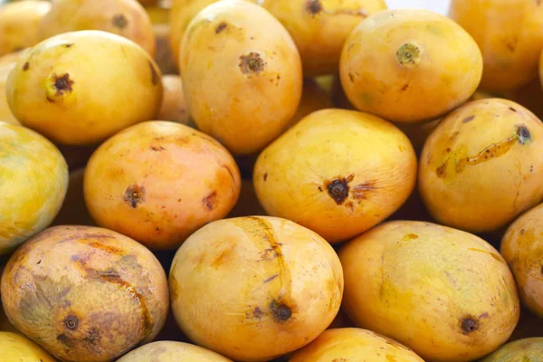Zralé mango na trhu — Stock fotografie