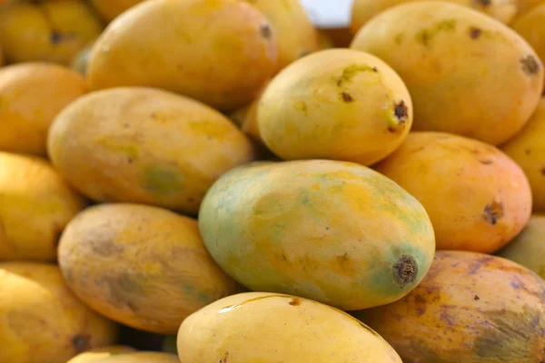 Mango maduro en el mercado — Foto de Stock