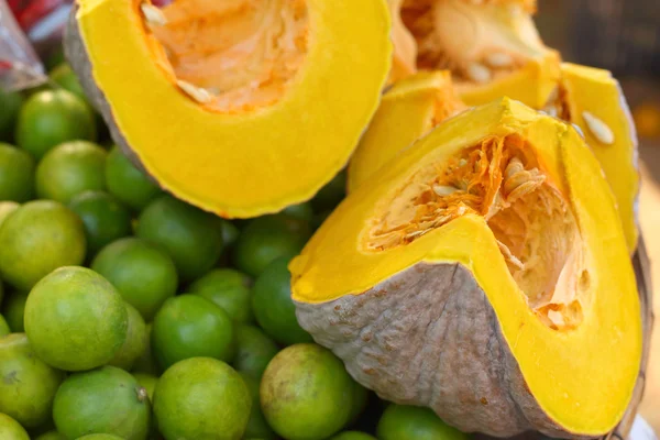 Färsk gul pumpa och citron på marknaden — Stockfoto