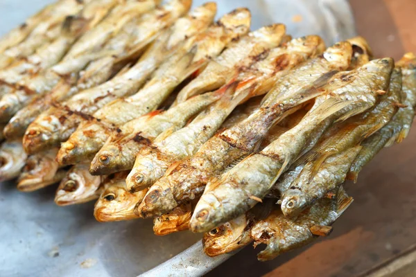 Pescado a la parrilla en el mercado — Foto de Stock