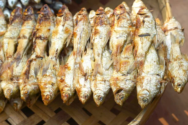 Poissons grillés sur le marché — Photo