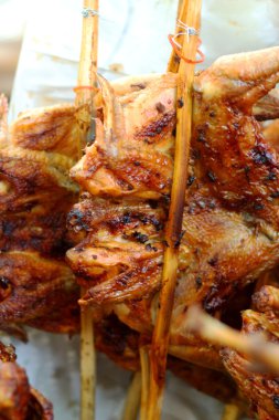 Bar-BQ veya barbekü ızgara tavuk.