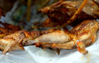 Bar-BQ veya barbekü ızgara tavuk.