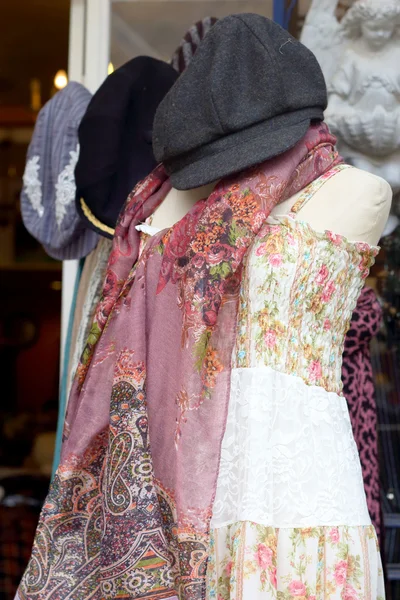 Mannequins wearing hat shop storefront. — Stock Photo, Image