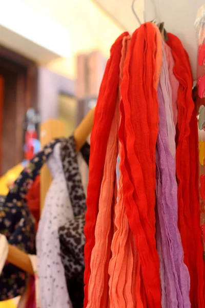 La tienda de bufandas en el mercado — Foto de Stock