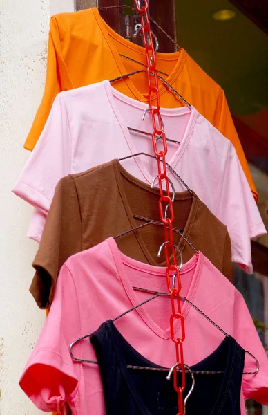 Boutique chemises tissu coloré accroché sur un rack . — Photo