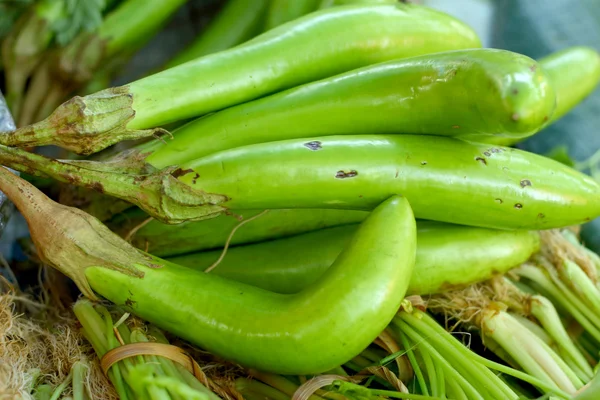 Gröna aubergine i marknaden — Stockfoto