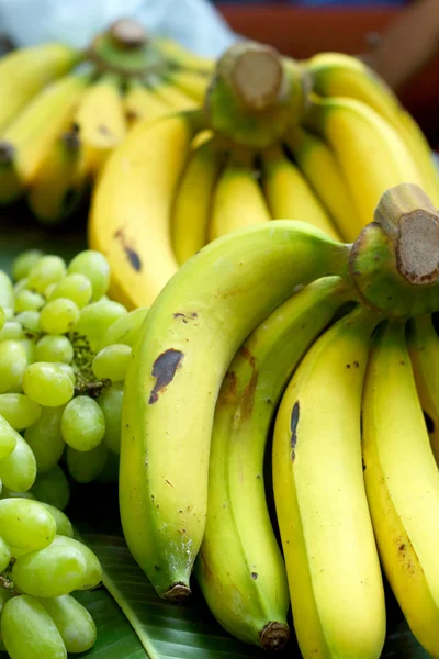 Спелые банановые фрукты на рынке — стоковое фото