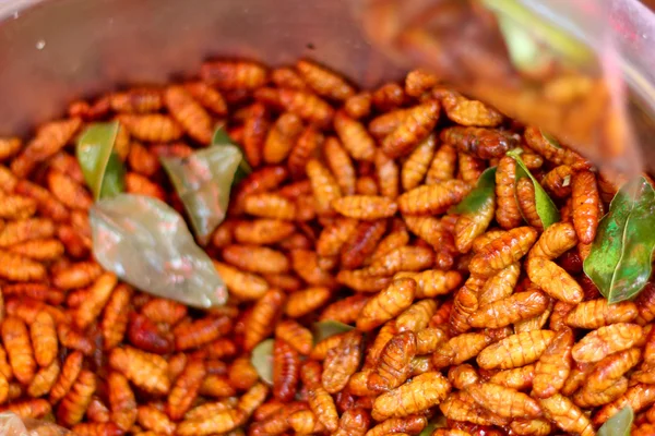 Gusanos de seda fritos en el mercado —  Fotos de Stock