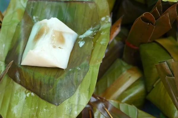 Arroz pegajoso envuelto en hojas de plátano - postre Tailandia . — Foto de Stock