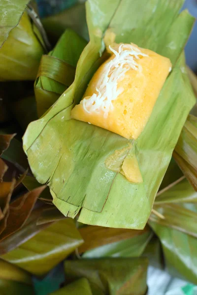 Arroz pegajoso embrulhado em folhas de banana - sobremesa Tailândia . — Fotografia de Stock