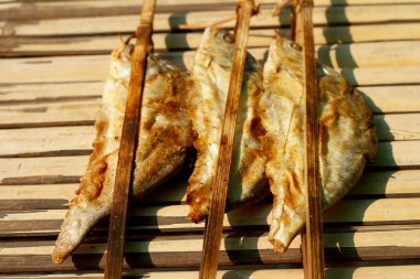 Markette ızgara balık.