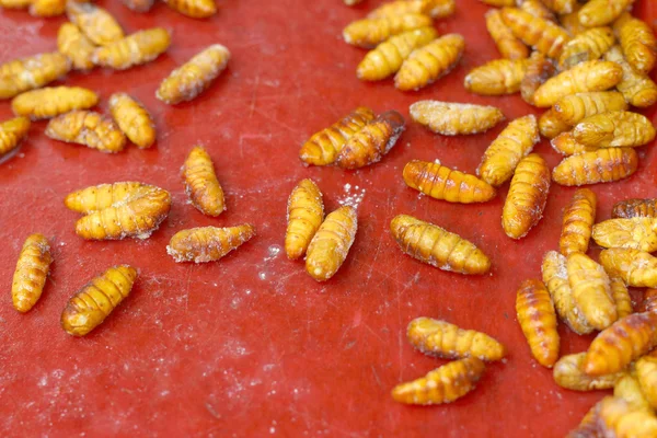 Жареные шелковые черви на рынке — стоковое фото