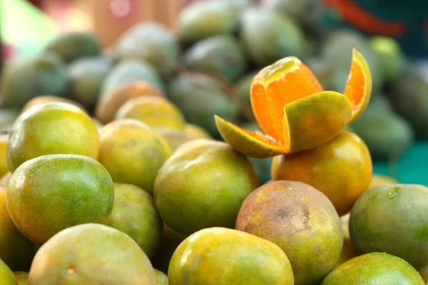 Orange frukter i marknaden — Stockfoto