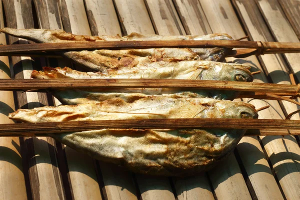 Grillad fisk på marknaden — Stockfoto