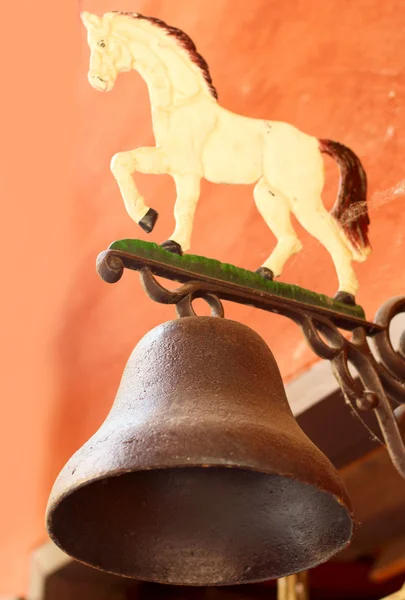 Golden bell op muur vintage — Stockfoto