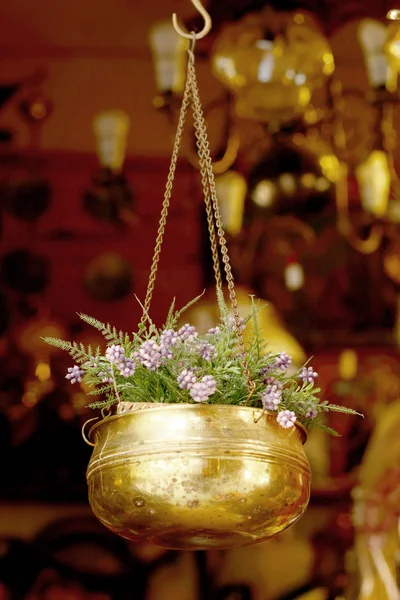 Lindas flores artificiais em vasos de latão . — Fotografia de Stock