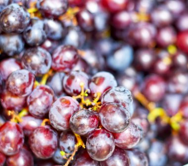 Pazarda taze üzümler