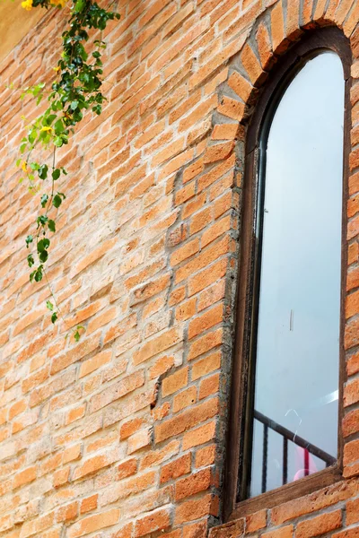 Bau eines Oldtimer-Fensters mit Baumwand. — Stockfoto