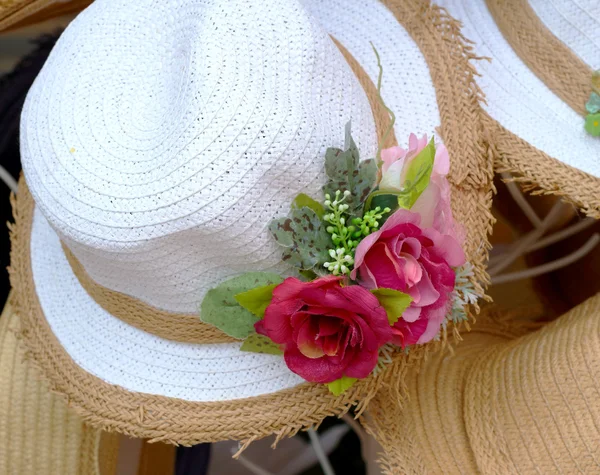 Fleurs artificielles le chapeau attaché — Photo