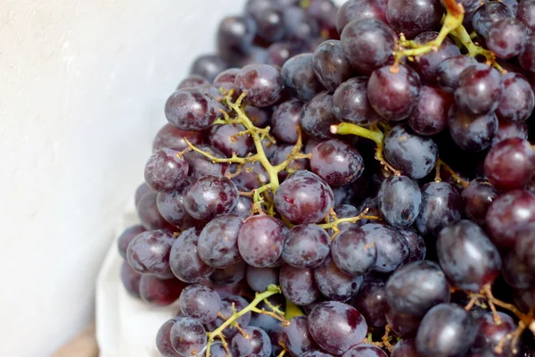 Uvas frescas en el mercado — Foto de Stock